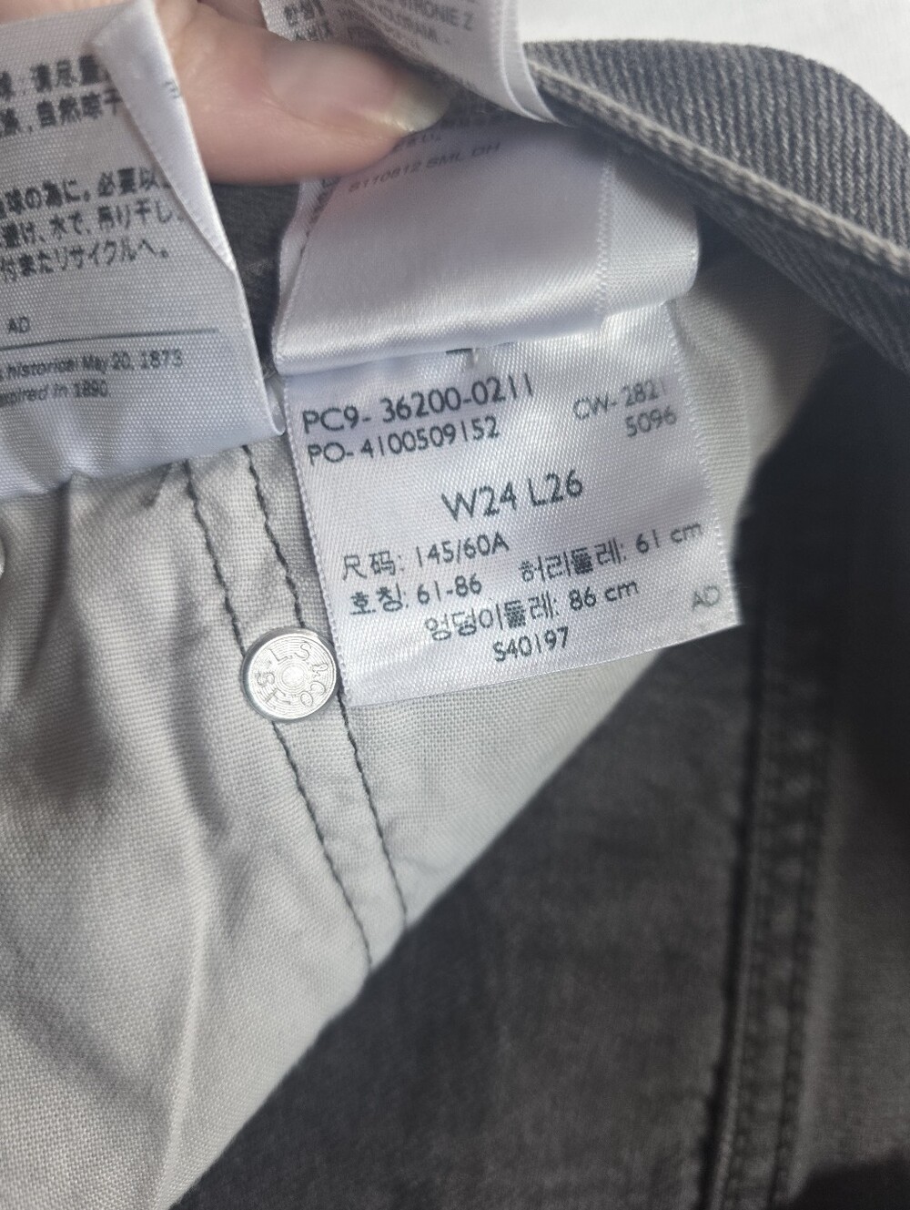 Levi's 501 Original Black Jeans Raw Hem Button Fly Women's W24 L26 - Picture 3 of 8